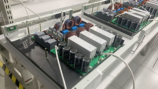 Qual é o princípio de funcionamento de um gerador de energia reativa estática?