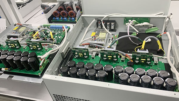 Um gerador de energia reativa estática tem a função de um capacitor?